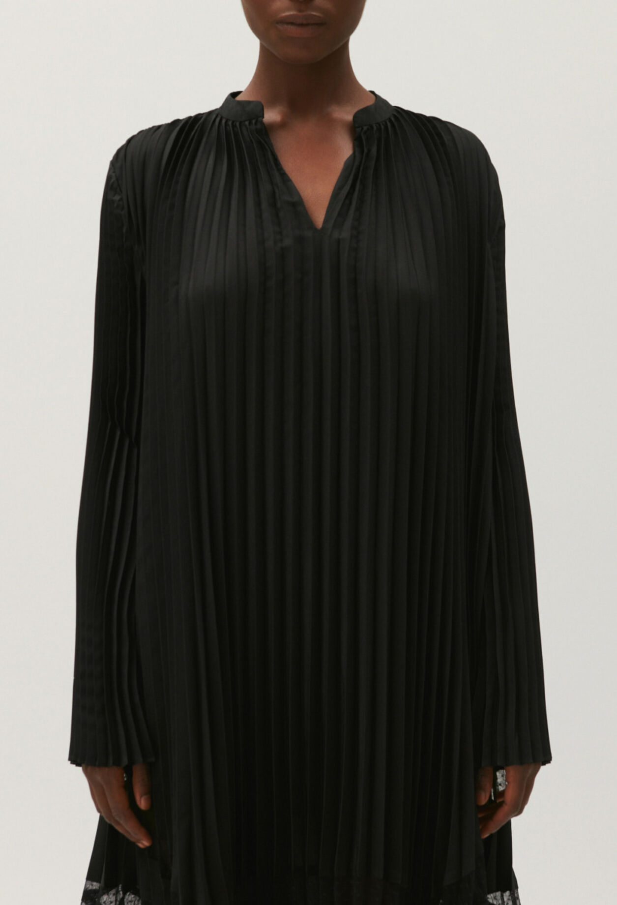 Robe noire longue plissée à volants