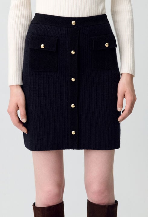 Short knitted skirt