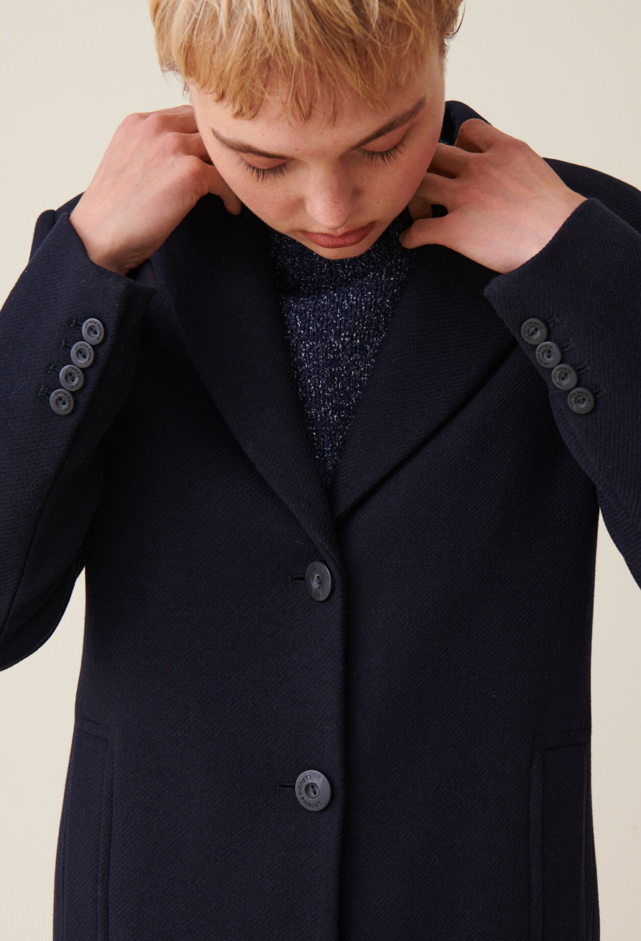 Mid-length straight coat