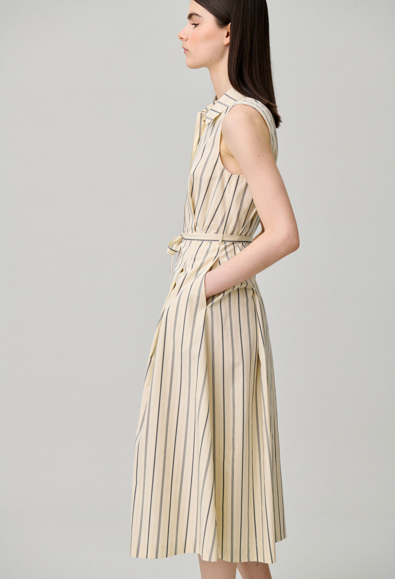 Long sleeveless dress