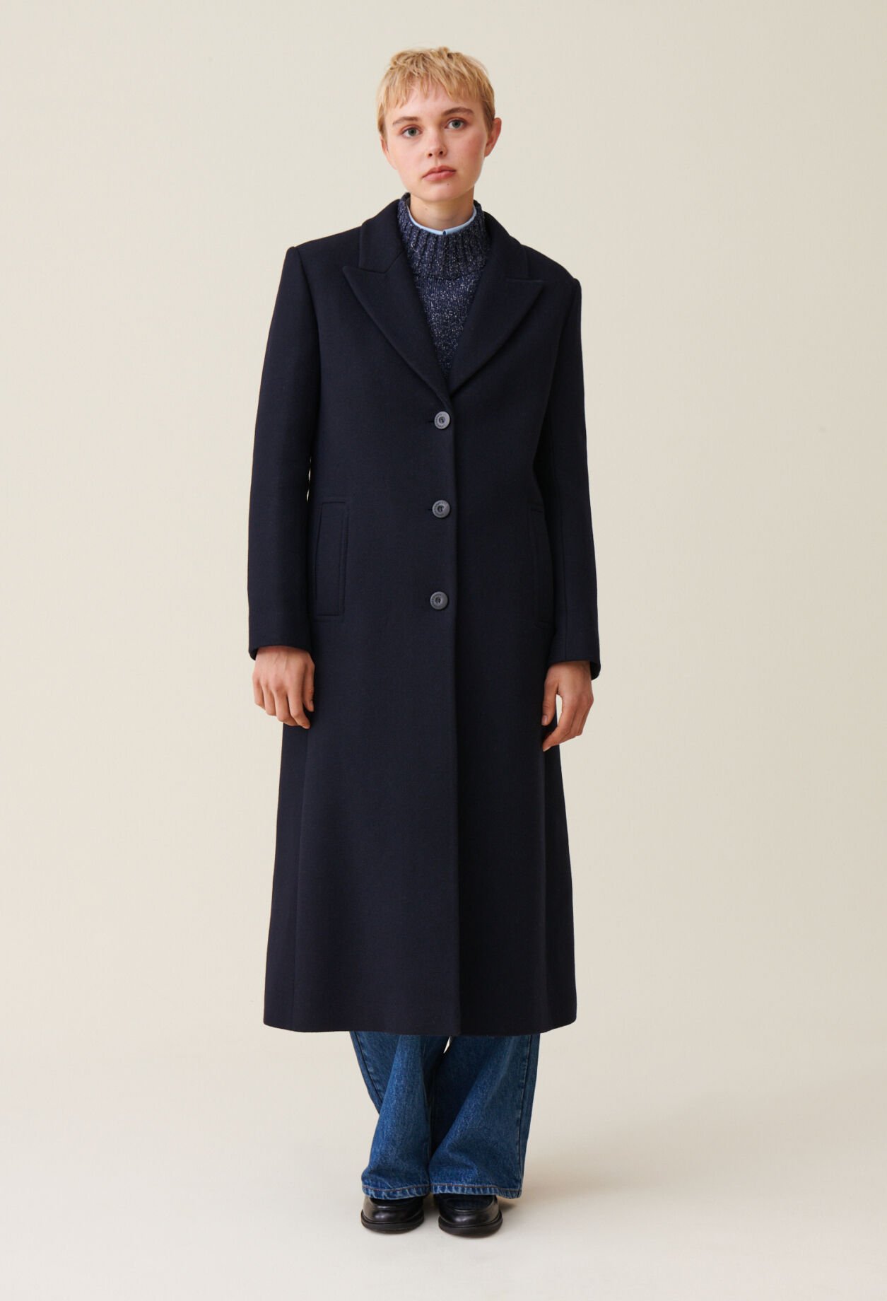 Mid-length straight coat