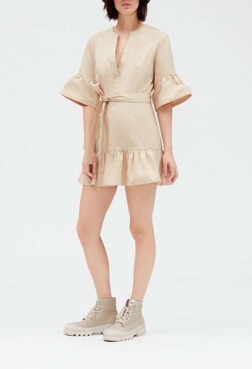 Short beige dress with ruffled sleeves