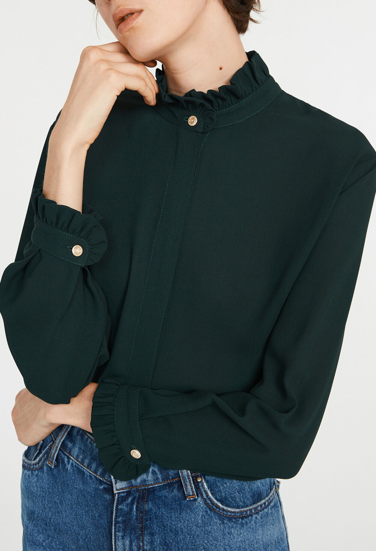 Flowing shirt with ruffled collar