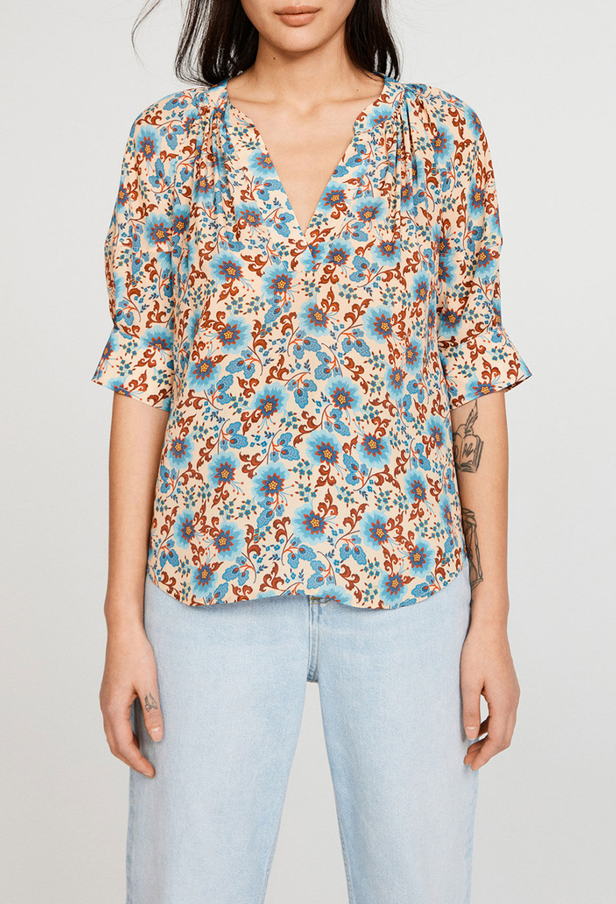 Short-sleeved blouse