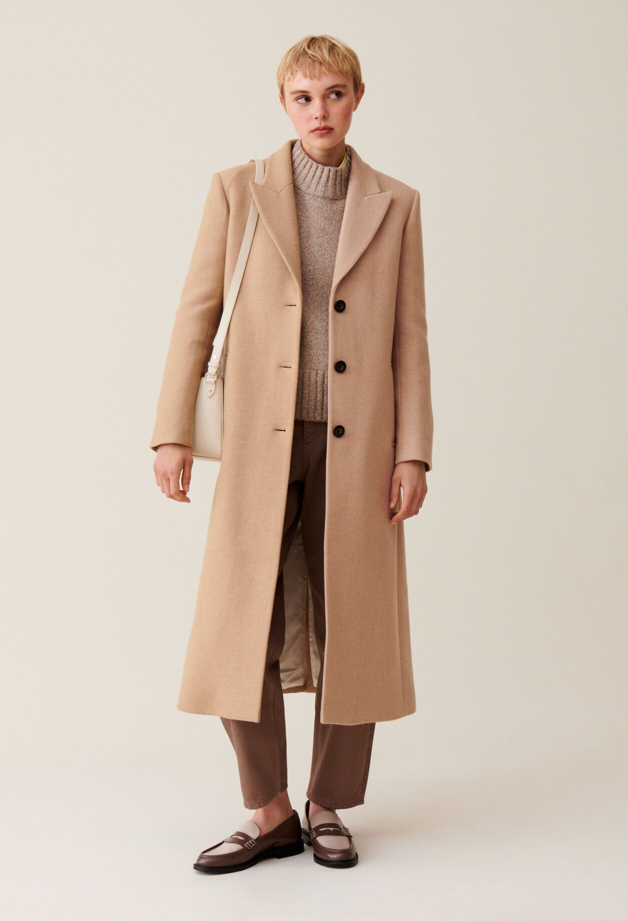 Mid-length straight coat