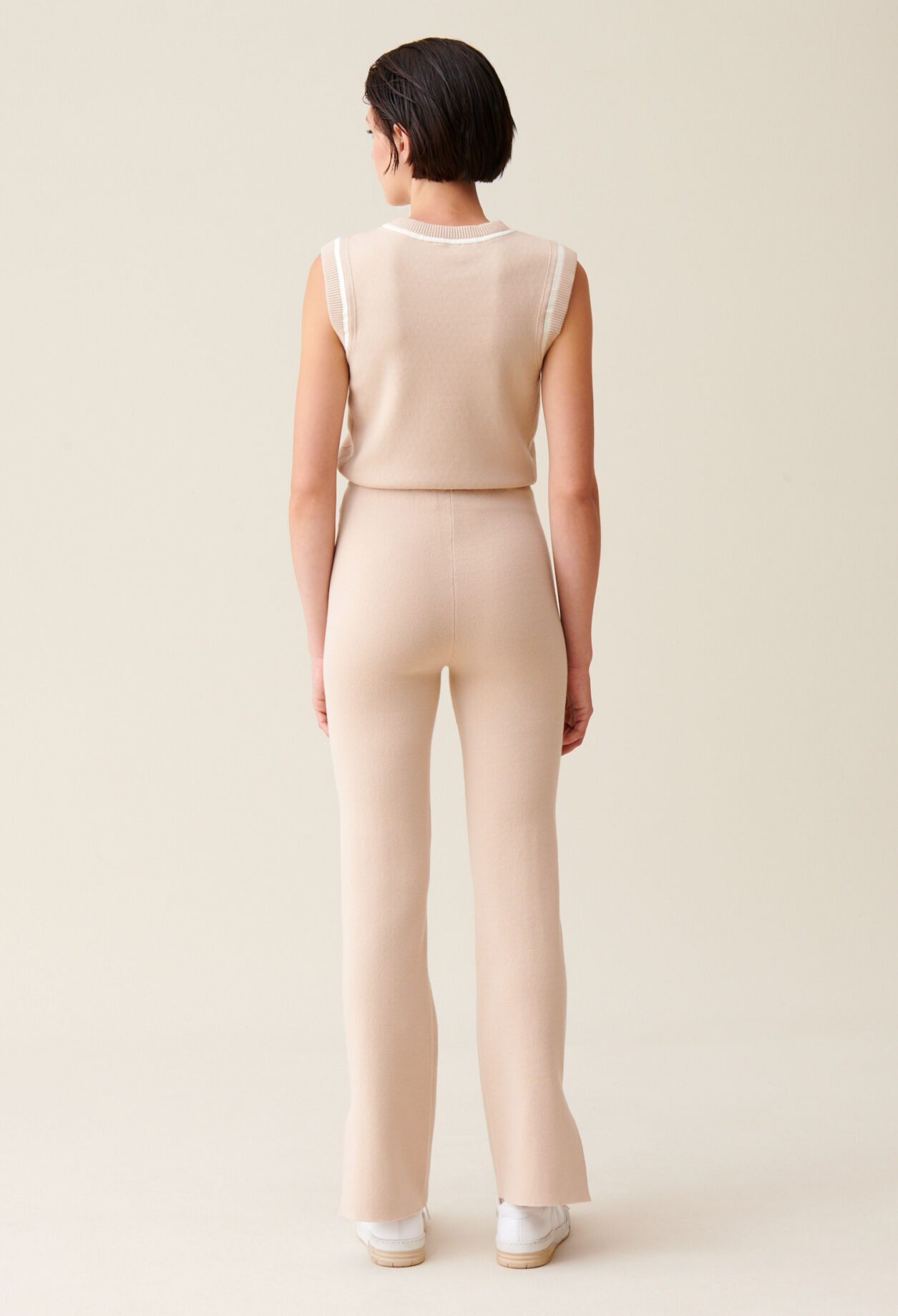 Straight cut trousers slits