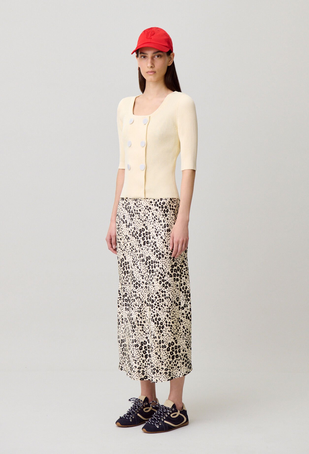 Round neck knitted cardigan