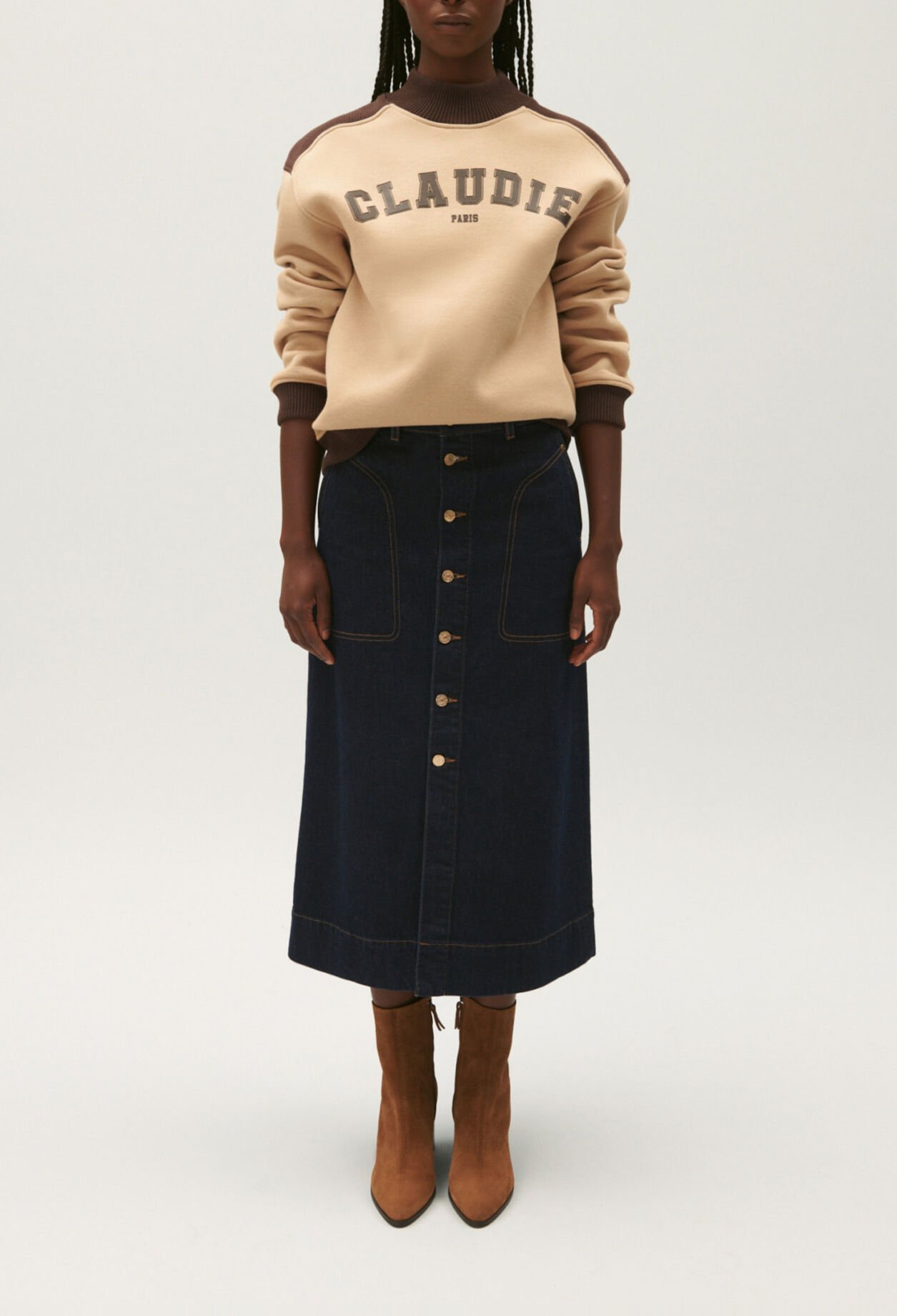 Oversized dual-tone sweatshirt.