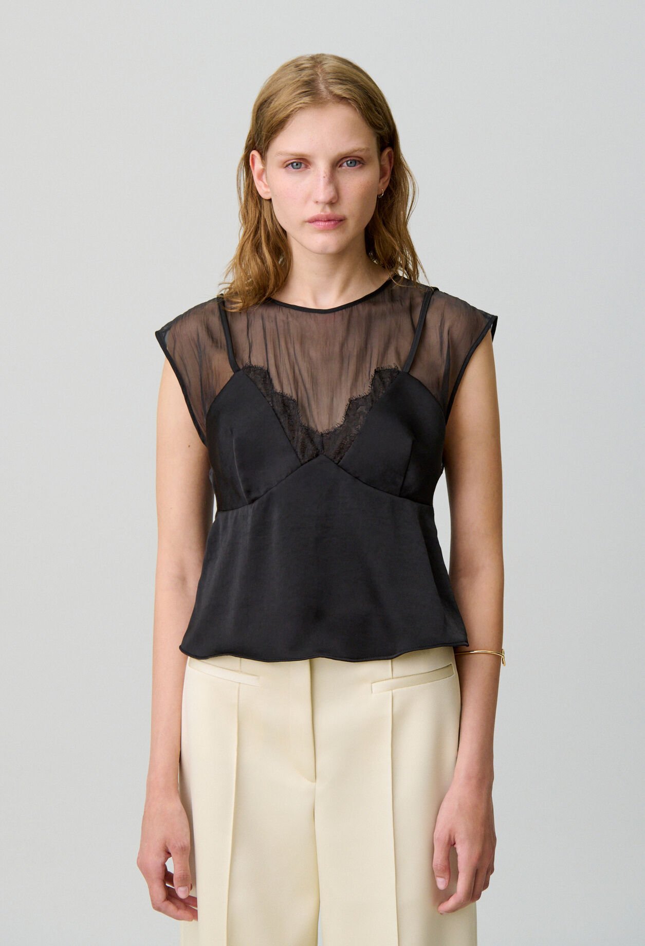 Fluid top with lace details
