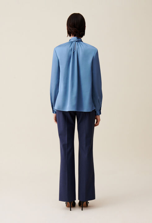 Flowy blouse lavalli&egrave;re neckline