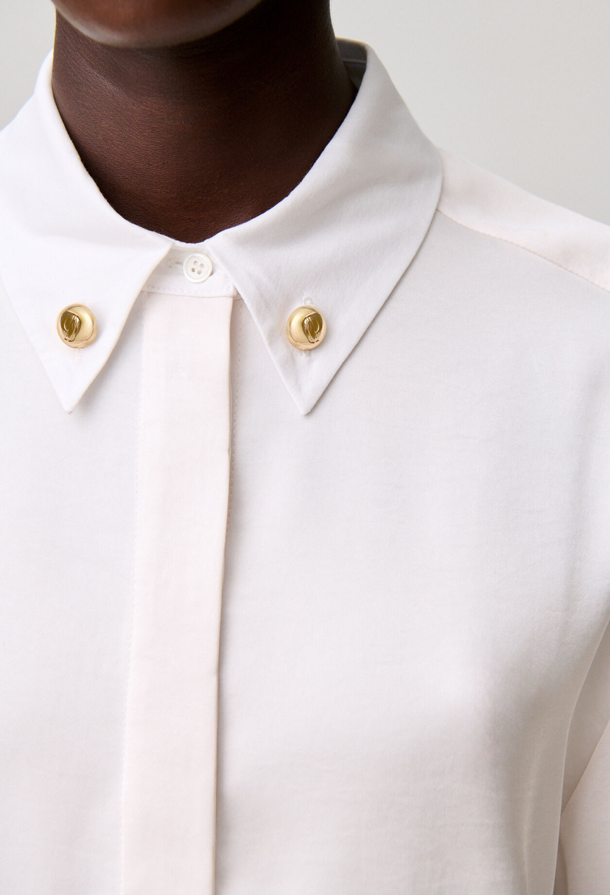 Shirt with collar details