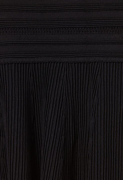 Short fine-knit skirt