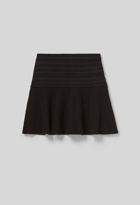 Short fine-knit skirt