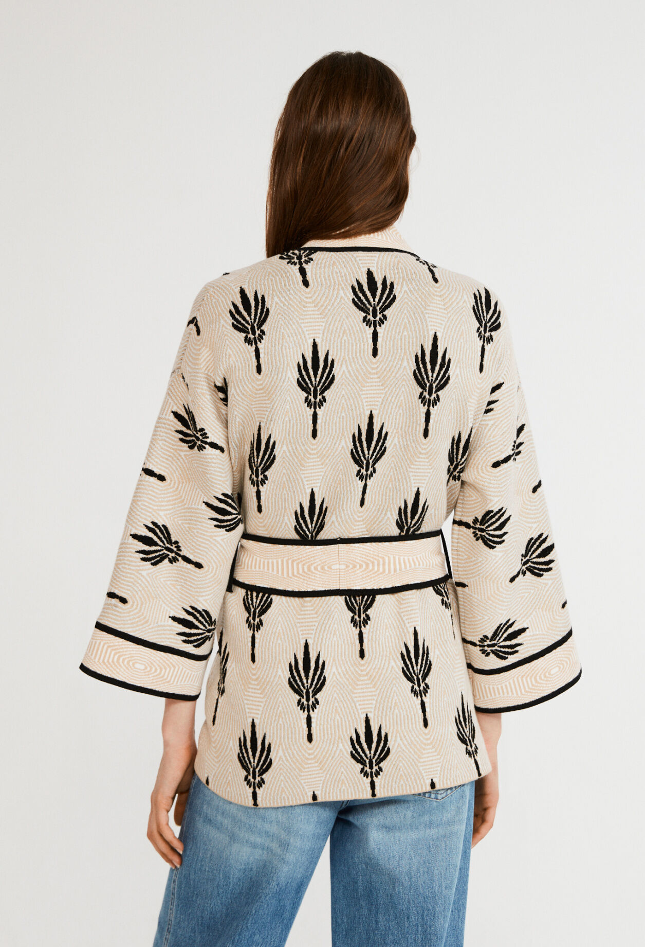 Long-sleeved lightweight jacket