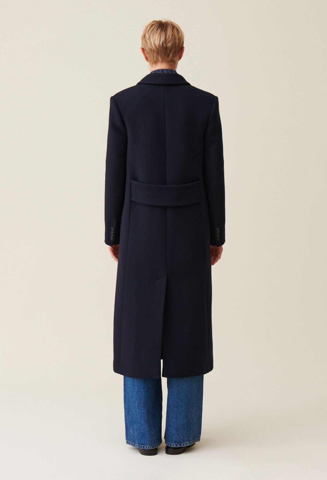 Mid-length straight coat