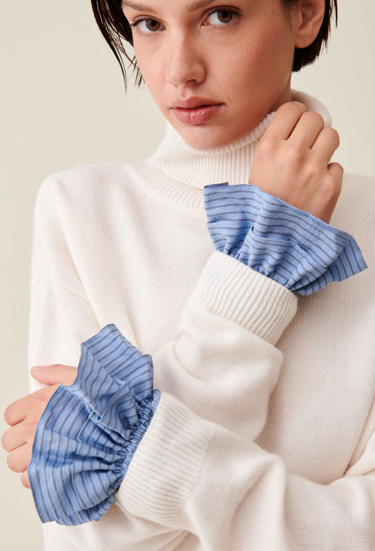 Shirt-effect ruched cuffs