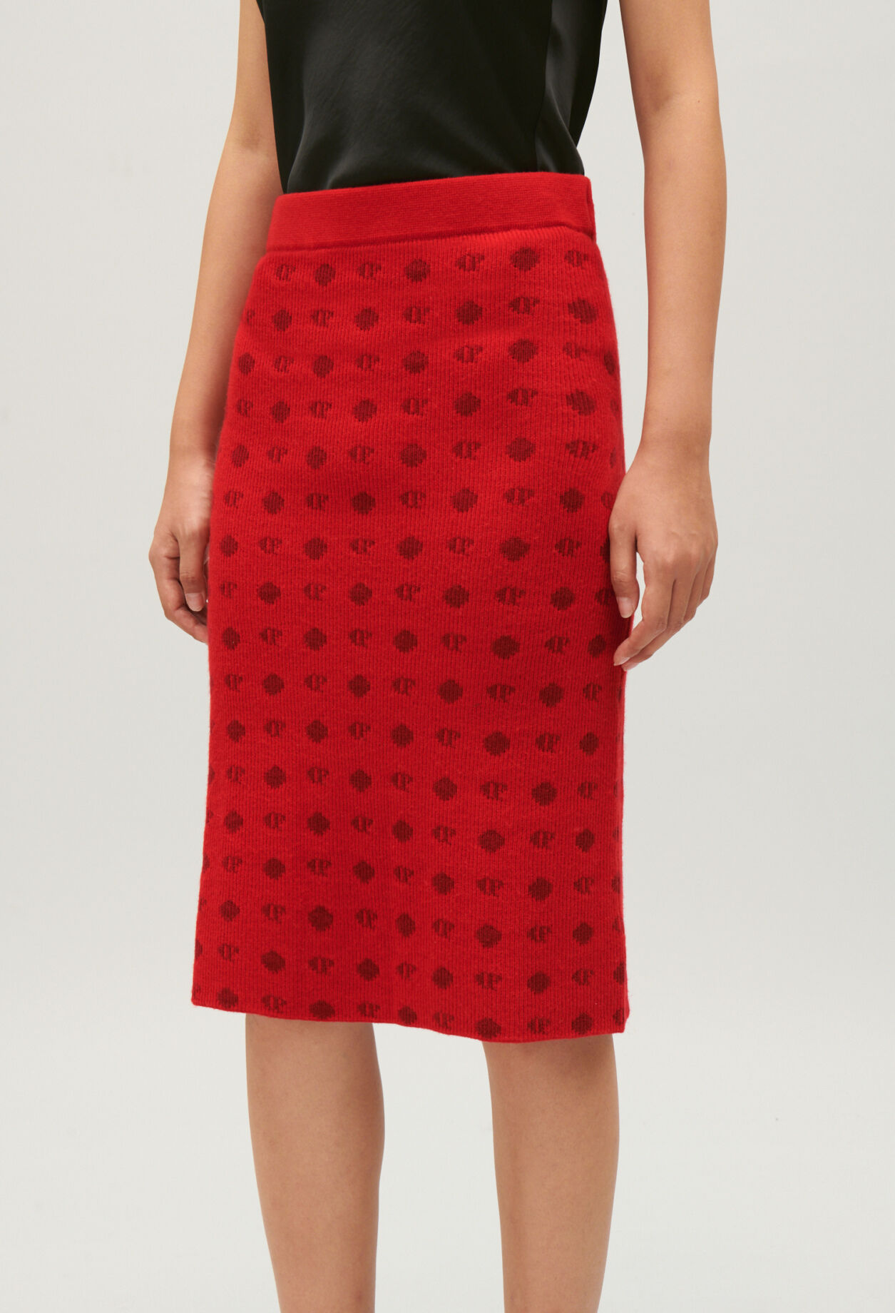 Mid-length red knit skirt