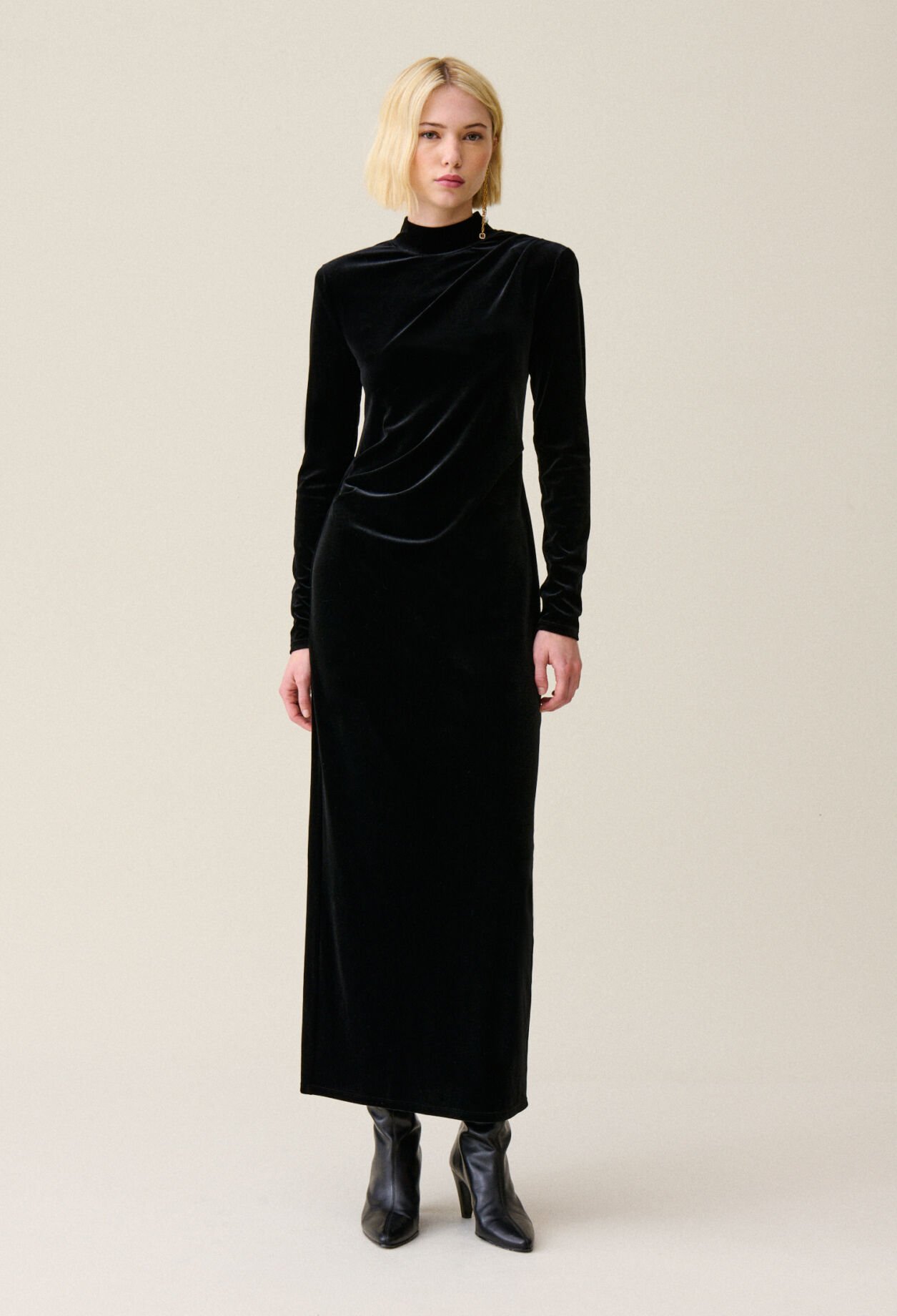 Fitted long black velvet dress