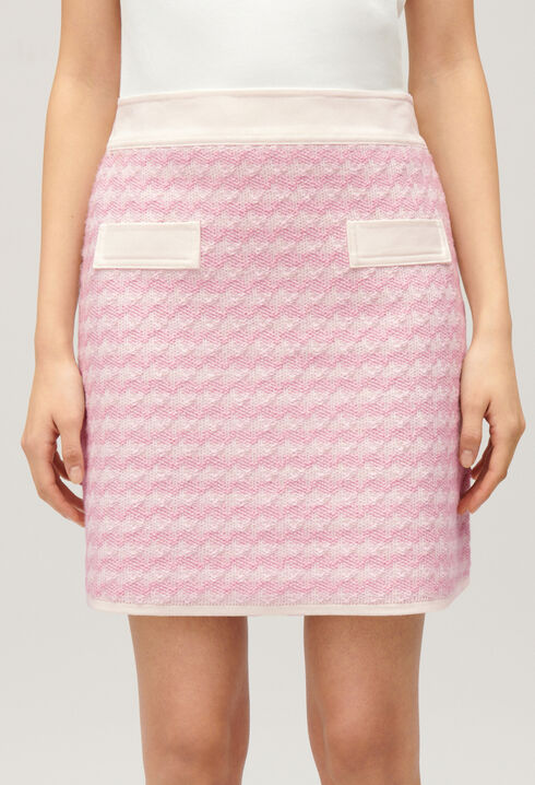 Short, two-tone knit skirt