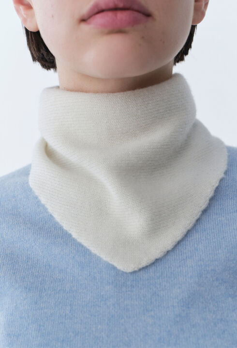 Cashmere knit scarf