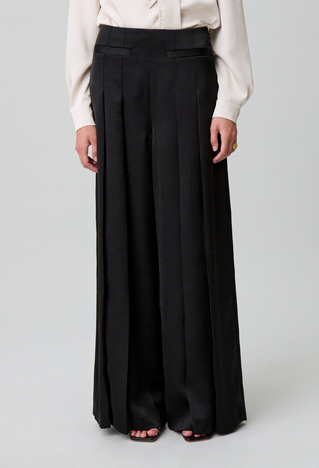 Pleated wide-leg trousers